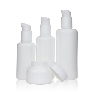 China Kundenspezifisches leeres 100ml 120ml 200ml Opalglasflasche White Porcelain ringsum Form zu verkaufen