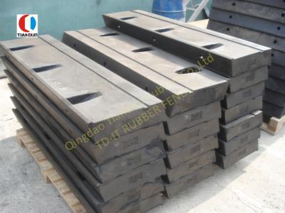 China Solid Durable Dock Black Boat Fenders UHMW-PE For Oil Terminal for sale