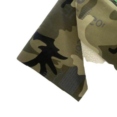 Cina Dobby Style Multicam 100% poliestere camo fleece polare tessuto softshell per giacca da esterno in vendita