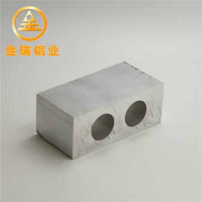 China Los perfiles instalan tubos el material de aluminio de encargo de las protuberancias 6063-T5 6061-T5 en venta