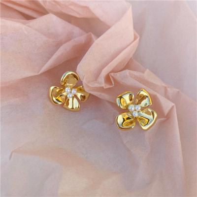 China Fashion PS Petal Earrings 18k Gold Flower Pearl Irregular Brass Stud Earrings High Quality for sale