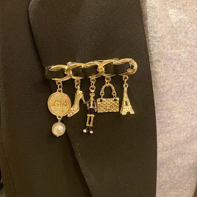 China Retro personality metal tassel brooch suit female net red temperament accessories light luxury pin outside a chest for sale