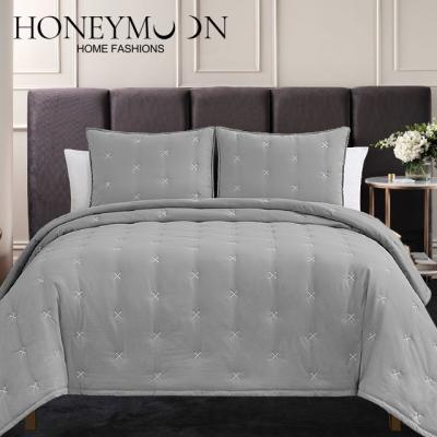 China Nondisposable Silk Filling Super Soft Microfiber Bed Cover Left Comforter Set Embroidery Bed Wide Spread Customized For Summer for sale