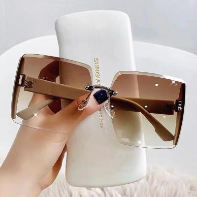 China Customized luxury fashion sexy high tier square or box box women appearance frameless polarized sunglasses for sale