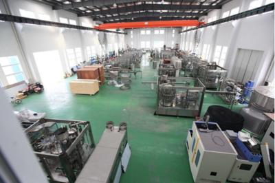 Chine Chaîne de production automatique de DXGF/coca-cola, machine de remplissage carbonatée de boissons à vendre