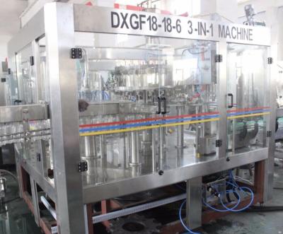 Chine Ligne remplissante machine de petite boisson de bouteille de remplissage de l'eau de seltz de boissons d'énergie de jus à vendre