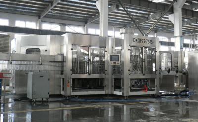 Chine Accomplissez la machine de remplissage automatique de jus, machine de remplissage carbonatée de boisson à vendre