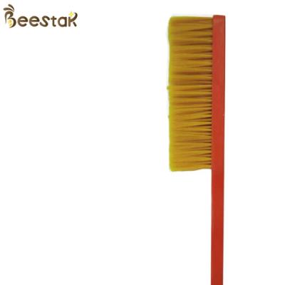 China Farms Three Row Plastic Hair Handle Bee Brush Wooden Beekeeping Tools Hoard Bee Sweeper Bee Cleaning Brush for sale