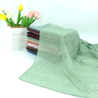 China Chiffon Malaysia Soild Color Pleated Shimmer Chiffon Hijab Fashion Folding Head Scarf Pleated Chiffon Hijab for sale