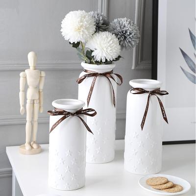 China Art Decor High Quality Fashion Tabletop Ceramic Vase Modern Ceramic Flower Arrangement White Vase For Home Decor for sale