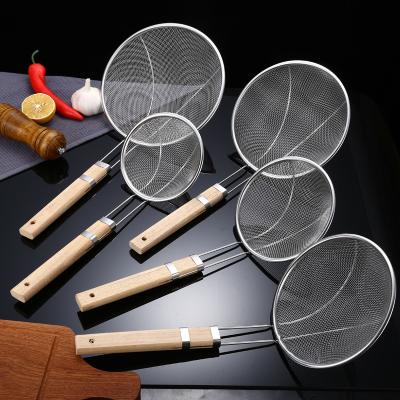 China 2021 New Hot Sale Metal Noodle Sieve Wire Skimmer Strainer with Handle Stainless Steel Wood Strainer for sale