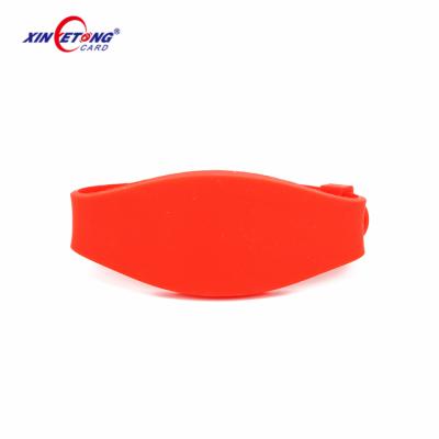 China Attractive Price Adjustable Skin Friendly RFID / NFC Silicone Wristbands For Entertainment Event Access Control for sale