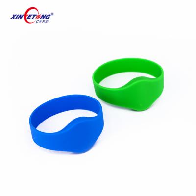 China New Style Outdoor Activities Colorful Silicone Wristbands Beautiful NFC Programmable RFID Wristband For Gym Fitness for sale