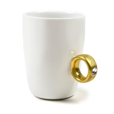 China Viable Stock Creative Custom Engagement Ring Cup Silver Wedding Ceramic Gold Coffee Mugs for sale