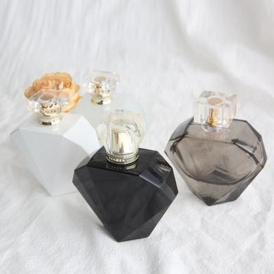 China Fashion Hand Help Fans 60ml 100ml Empty Spray Parfum Beautiful Shape Cosmetic Packaging Clear Glass Perfume Bottles for sale