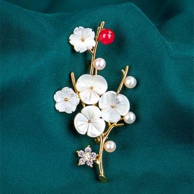 China Crystal Faux Pearl Wintersweet Flower Brooches Female Tasty Pin Crystal Faux Pearl Wintersweet Flower Brooches Terminal 2021 Newest White Flower Female Tasty Brooches for sale