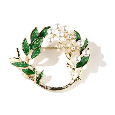 China Christmas Party Fashion Female Round Shape Gardenia Brooch Fashion Beauty Gardenia Leaf Brooch Pin For Gift for sale