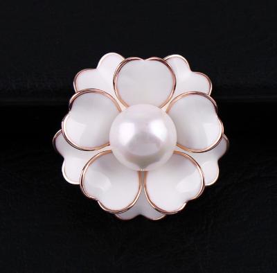 China New Fashion Style Christmas Party 2021 White Flower Brooch Women Special Tasty Pin Paux Pearl Flower Enamel Pin for sale