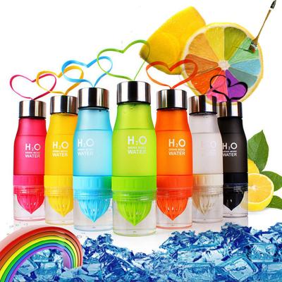 China Gift 650ml Infuser Viable Water Bottle Fruit Infusion Plastic Kids Drink Outdoor Sports Bottle Juice Lemon Portable Kettle for sale