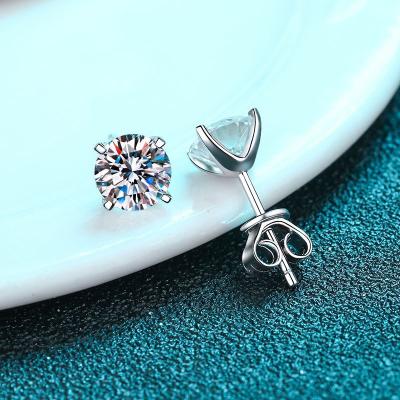 China Classic E-Co Friendly Top Selling Simple 4 Claws Design 14K White Gold 1CT Earring Moissanite VVS D Color for sale