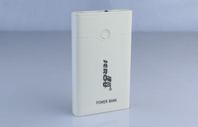 China Ignifugue el cargador externo portátil del teléfono móvil del banco 3200mAh del poder con la linterna en venta