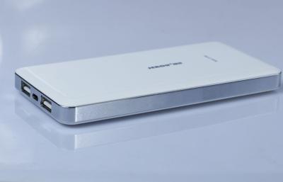 China Ultra slanke Dubbele Draagbare Navulbare de Machtsbank van Usb 13800mah met Polymeerbatterijen Te koop