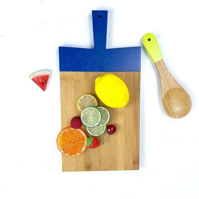 China Sustainable Bamboo Cutting Board With Handle Cutting Board Color Wood Painting for sale