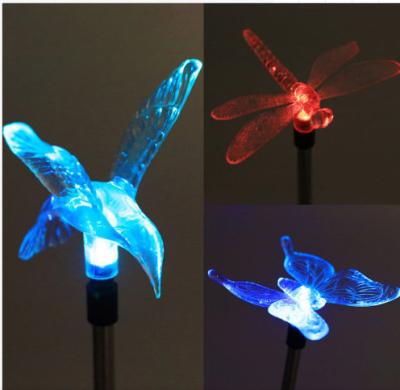 China La libélula solar cambiante del color LED enciende luces accionadas solares al aire libre del jardín de la mariposa en venta