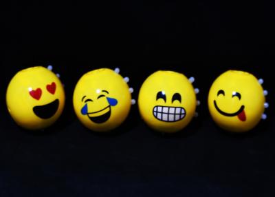 Κίνα 3 ίντσα Emoji που λάμπει την οδηγημένη περιστρεφόμενη κορυφή με τα όμορφα πολύχρωμα φω'τα προς πώληση