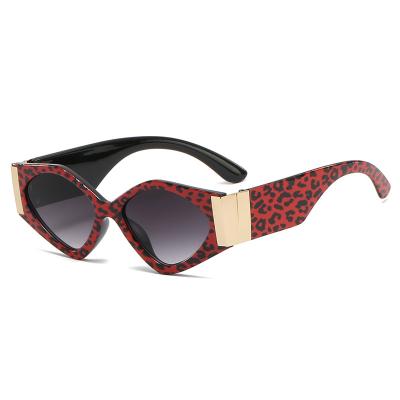 China Custom Women 2022 Vintage Logo Sunglasses Retro Sunglasses Newest Fashion Women's Vintage Eyewear Fashion Sunglasses for sale