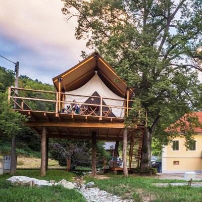 China Plywood Wooden Pole Frame (80x60x3mm) 9X5M Glamping Luxury Safari Tent Solid Wood House Kit Prefab Villa For Sale for sale