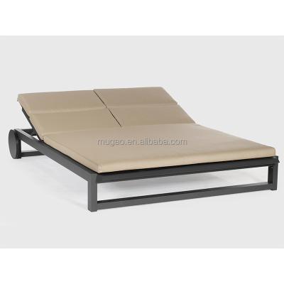 China Aluminum Outdoor Garden Pool Bed Furniture Garden Double Chair Pool Bed All Weather Outdoor Sun Lounger for sale