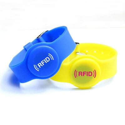 China Waterproof/waterproof plastic rfid wristband tk4100 silicone id wristbands rfid wristbands for sale