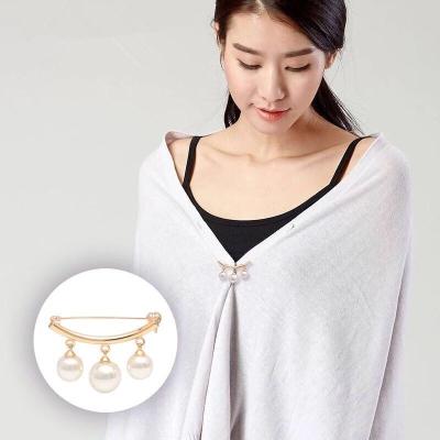 China Alloy+Pearl Pearl Brooches Women Clothes Coat Decoration Sweater Cardigan Clip Brooch Pin Jewelry For Women Girl Party Decoration for sale