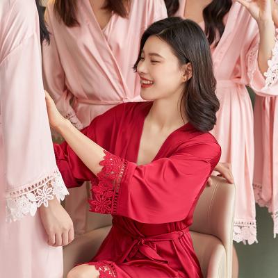 China Women's Bridesmaids Bridesmaids Robe Ladies Lace-Trim Bridesmaid Thermal Bridal Sleepwear Long Robes Wedding Party Silk Monograms Print Nightgown for sale