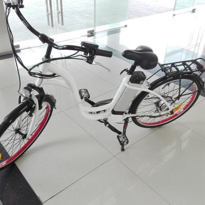 Cina Bici elettrica leggera della città del caricatore astuto di CA 100V-240V 2Amps, bicicletta elettrica del pendolare freno servo/della R in vendita