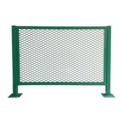 China Straight Barrier Galvanized Metal Fence Anti Dazzle Metal Mesh Fence For Highway for sale