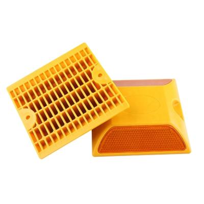 China Road Cone Sign Road Safety Equipment 100X100X20mm Square Plastic Reflective Road Stud for sale