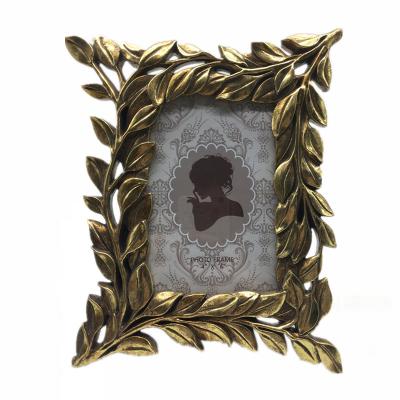 China Wholesale Home Decoration Table Gold Photo Frame 4X6 Resin Photo Frame Leaf Shape Picture Frame for sale