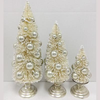 China Natural sisal vintage bottle brush tree with plastic ball and snow for sale