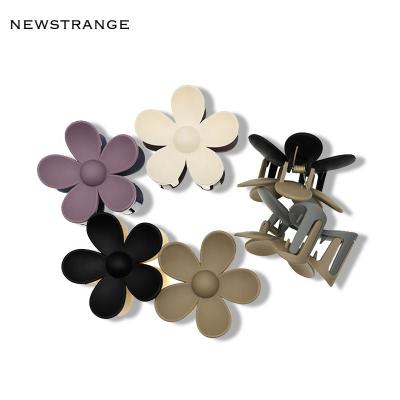 China Hot Sale Decor Hair Claw Fashionable Daisy Hair Clip Wholesale Flower Medium Plastic Hair Claw Double Color For Women Girls for sale