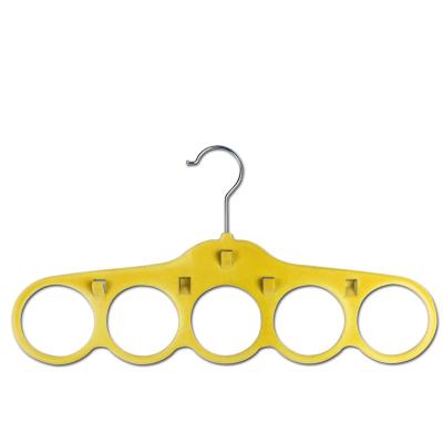 China Multifunctional Non-slip Space Saving Holes Space Saving Manufacturer 5 Holes Plastic Assembled Belt Hanger Velvet Scarf Hangers Silk Round With Hook for sale