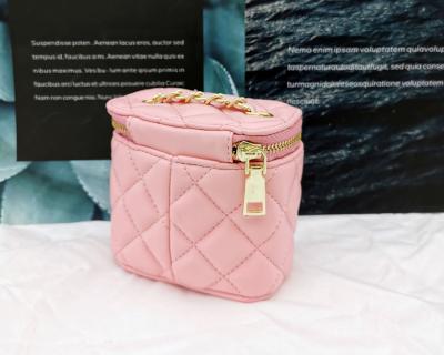 China Large capacity of the new classic rhomboid women's bag is full of makeup bag compact handheld shoulder bag for sale