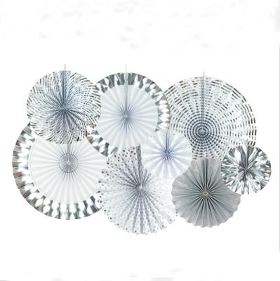 中国 Silver Party Paper Pinwheel Fans Metallic Silver Foil Paper Rosette Backdrop Wedding Anniversary Pinwheel Backdrop 販売のため