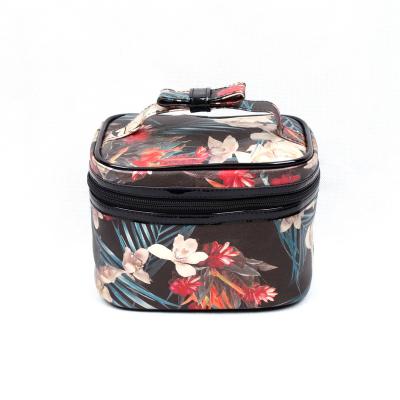 China 2021 new type luxury custom logo attractive price soft cosmetic bag for sale