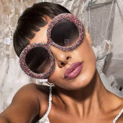 China Oversized Mirror Shades Diamond Sunglasses Round Frame Gradient Vintage Sun Glasses Women Fashion Sun Glasses For Women for sale