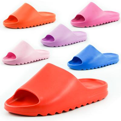 China 2023 Custom Lightweight Yeezy Flat Logo New Unisex Summer Sandals Men Slides Shoes Women Slip On Eva Indoor Beach Ladies Yezzy Slippers for sale