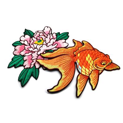 China Custom pattern golden fish flat embroidery patches for women hoodie en venta