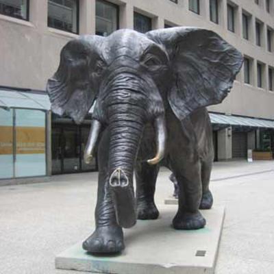 China China Outdoor Decoration Holding Huge Family Bronze Elephant Sculpture For Sale for sale