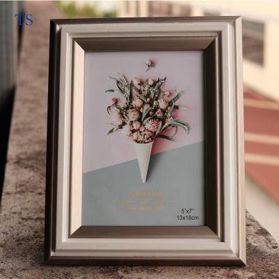 China Custom European style wooden photo frame made of wood, modern home decoration wooden photo frame small for sale